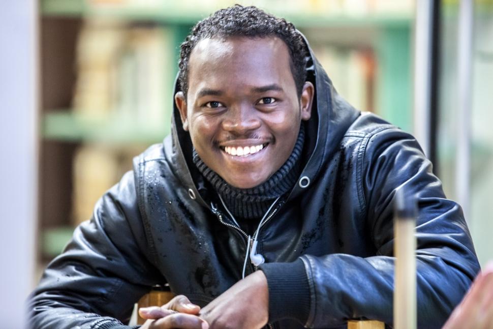 Fondation de l’Armée du Salut apporte aussi une attention toute particulière à des questions transversales aux différents publics. jeune migrant accueilli Fondation Armée du Salut